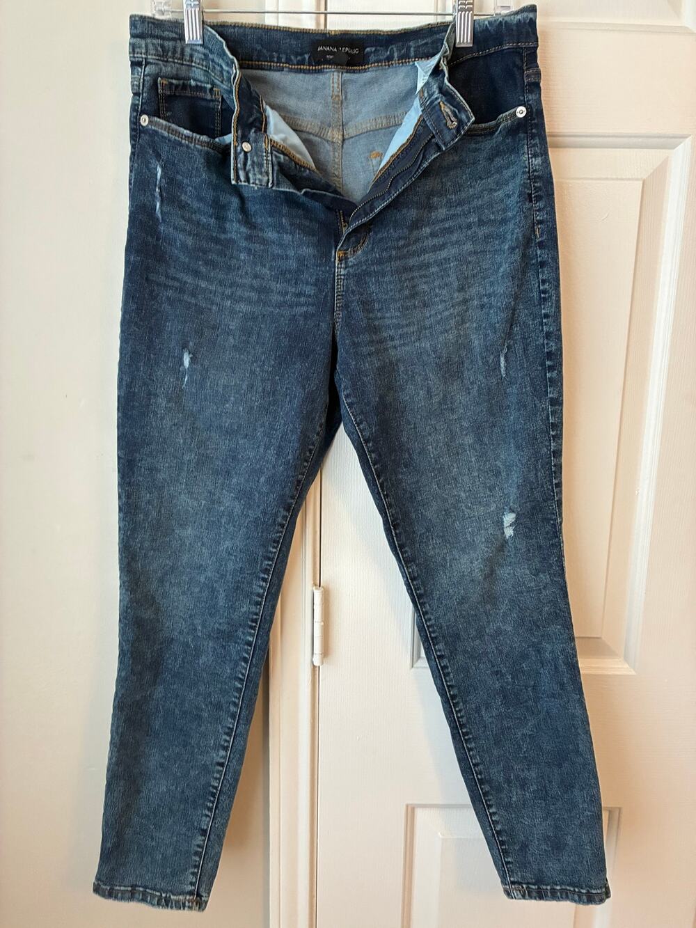 Banana Republic Distressed Skinny Jeans
Size: 31 / 12
Color: Medium Wash Blue